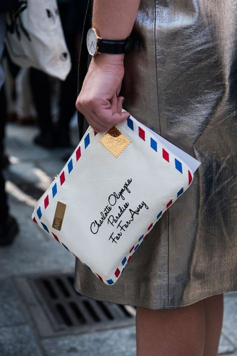 Laperm, Pfw Street Style, Sac Diy, Embellished Clutch, Tas Fashion, 카드 디자인, Paris Mode, Paris Fashion Week Street Style, Popsugar Fashion