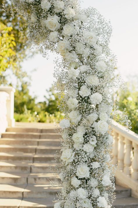 Estate Wedding Aesthetic, Wedding Flowers Minimalist, Wedding Isles Ideas Outdoor, Romantic Wedding Decor Fairytale, Romantic Elegant Wedding Theme, Wedding Dress Enchanted, Classy Romantic Wedding, Classy Wedding Bouquet, Aesthetic Wedding Decor