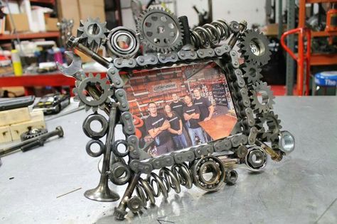 Picture frame junk metal art Metalart motorsports racing welding cars metal art Metal Picture Frames Welded, Welded Picture Frame, Scrap Metal Art Car Parts, Weld Idea, Shovel Art, Junk Metal Art, Car Part Art, Car Parts Decor, Metal Photo Frames