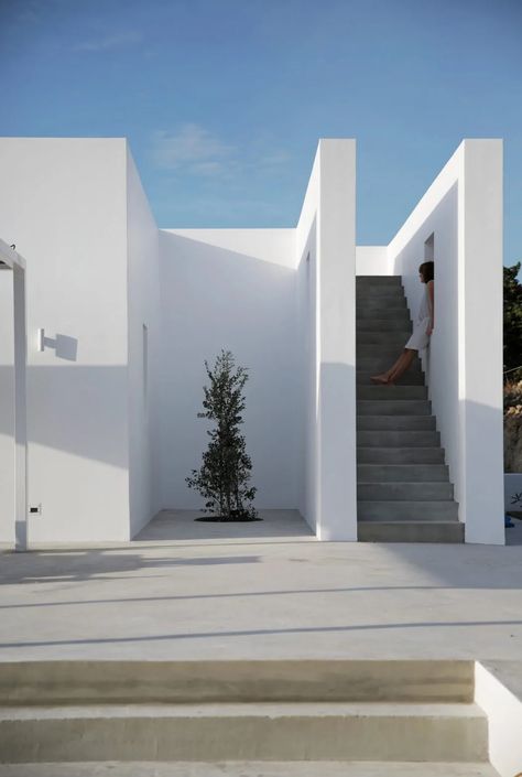 Greek Houses Exterior, Cycladic Architecture, Greece House, Greek Villas, Mediterranean Architecture, Greek House, Faux Plafond, Island House, Countryside House