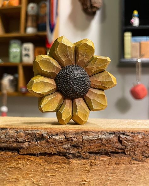 Fall Wood Carving, Wood Carved Flowers, Sunflower Wood Carving, Wooden Sunflowers Diy, Wood Carving Inspiration, Carved Flowers In Wood, Wood Engraving Art, Wood Carving Beginner, Dremel Wood Carving Ideas