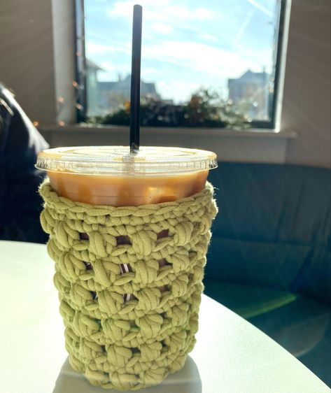 Iced coffee in a crochet coffee cozy. Crochet pattern. Free tutorial Crochet Cup Coaster, Iced Coffee Cozy, Mug Cover, Drink Koozie, Coffee Cozies, خريطة ذهنية, Crochet Mug, Cup Cozy, Cup Coaster