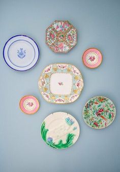 An easy step by step tutorial to install a plate wall anywhere in your home with eclectic plates for a charming grandmillennial look! I love a good gallery wall, especially when it showcases antique plates! For me each of these ceramic beauties is its own little work of art. What better way to display them then on a prettily arranged plate wall in my grandmillennial style dining room? Today, lovely peonies I’m sharing with you my secret method to install a plate wall that is hassle f… Plate Wall In Kitchen, Antique Plates On Wall, Eclectic Plates, Plate Walls, Plate Wall Display, Dining Nooks, Diy Plate Rack, Cup Display, Breakfast Rooms