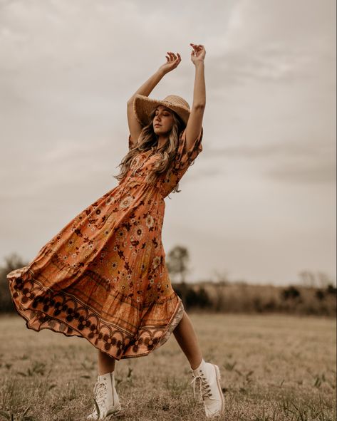 Boho girl photoshoot, field photoshoot, wilderness photoshoot, boho style, maxi dress, summer dress, summer style Woodstock Inspired Photoshoot, Bohemian Portrait Photography, Boho Shoot Photography, 70s Senior Photoshoot, Woodstock Photoshoot, Self Love Photoshoot Ideas Outdoor, Boho Photoshoot Outfits, Boho Dress Photoshoot, 70s Senior Pictures