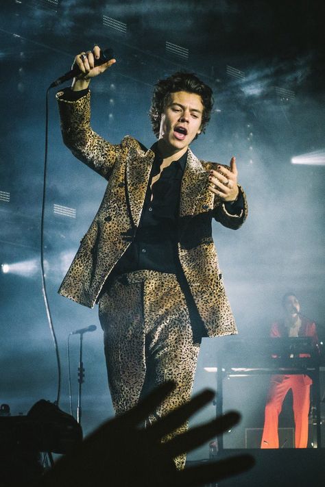 My Definitive Ranking of Harry Styles’ 2018 Tour Outfits Harry Styles Concert Outfits, Harry Styles London, Harry Styles Outfit, Live On Tour, Harry Styles Poster, Harry Styles Live On Tour, Harry Styles Concert, Harry Styles Live, Harry Styles Wallpaper