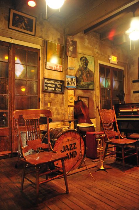 Insider’s Travel Guide to New Orleans | Vogue New Orleans Bar, New Orleans Travel Guide, Arte Jazz, New Orleans Music, Preservation Hall, Jazz Cafe, Jazz Bar, New Orleans Travel, Underground Music