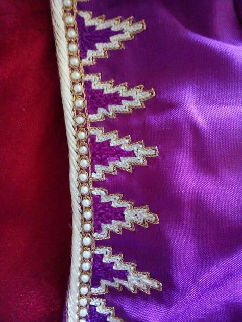 Super temple Maggam Work Designs, Blouse Back Neck Designs, Simple Blouse Designs, Maggam Work Blouse Designs, Blouse Designs Silk, Hand Work Embroidery, Embroidery Works, Embroidery Neck Designs, Blouse Hand Designs