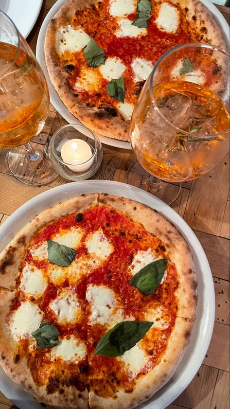 margherita pizza recipe, cocktail picture, aperol spritz, restaurant food pictures Happy Hour Restaurant, Italian Food Photography, Cocktail Restaurant, Pizza Pictures, Restaurant Inspiration, Restaurant Pictures, Food Cart Design, At Restaurant, Most Paused Movie Scenes