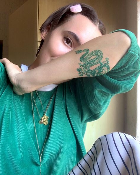 Zoey Sneedon on Instagram: “Intentionally matching my green dragon. Turns out, it’s difficult to get a picture that shows the full piece or the actual colour 🤦🏻‍♀️” Green Dragon Tattoo For Women, Jade Dragon Tattoo, Soft Dragon Tattoo, Emerald Green Tattoo, Green Tattoos For Women, Green Tattoo On Dark Skin, Green Tattoo Ideas, Green Mythology Tattoo, Dragon Tattoo Calf