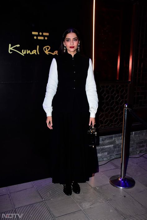 Sonam Kapoor-Anand Ahuja, Arjun Kapoor Lit Up An Event Like This Anand Ahuja, Sonam Kapoor Fashion, Indian Movie, Arjun Kapoor, Sonam Kapoor, Looking Dapper, Indian Movies, Star Images, All Smiles