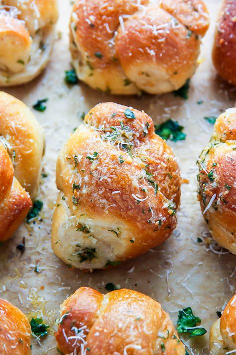 Chewy and delicious Homemade Garlic Knots! It doesn't get more delicious than this! Homemade Garlic Knots, Easter Bread Recipe, Garlic Knots Recipe, Baker By Nature, Brioche Recipe, Garlic Knots, Yeast Breads, Chefs Kiss, Easter Bread