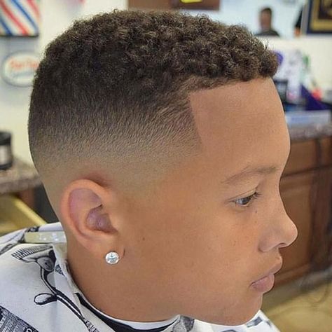 Mid Skin Fade with Shape Up and Short Curls Hairstyles For Teenage Guys, Black Boy Hairstyles, Boys Fade Haircut, Mid Fade Haircut, Black Boys Haircuts, Short Fade Haircut, Low Fade Haircut, Teenage Guys, Black Men Haircuts