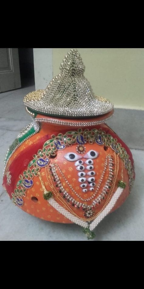 navratri garbo Mataji Garbo Decoration, Navaratri Thali Decoration, Garba Pot Decoration Ideas, Garba Design Pot, Vana Decoration, Garbo Decoration Navratri, Aashapura Ma, Garbo Decoration, Garba Decoration Ideas Navratri