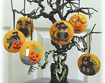 Wool Felt Applique, Fall Ornaments, Felt Ornaments Patterns, Rustic Halloween, Felt Pumpkins, Crafts Sewing Projects, Adornos Halloween, Penny Rug, Felt Halloween