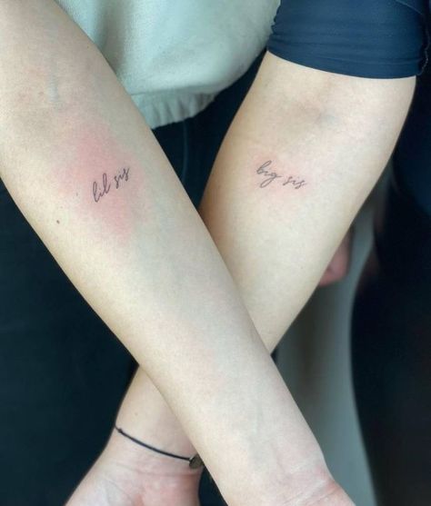 Sis Tattoo Ideas, Sis Tattoo, Symbole Tattoo, Cousin Tattoos, Maching Tattoos, Small Sister Tattoos, Twin Tattoos, Sisters Tattoo, Small Matching Tattoos