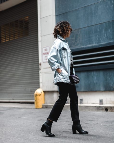 Oversized denim jean jacket in a light wash paired with black cropped jeans and point toe boots. Light Jean Jacket Outfit, Denim Jacket With Black Jeans, Oversized Black Denim Jacket Outfit, Oversized Jean Jacket Outfit, Japan Summer Outfit, Black Denim Jacket Outfit, Oversized Denim Jacket Outfit, Point Toe Boots, Black Cropped Jeans