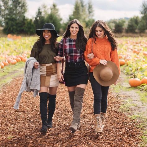 Portret Feminin, Foto Best Friend, Pumpkin Patch Photoshoot, Fall Photo Shoot Outfits, Sisters Photoshoot Poses, Fall Friends, Sisters Photoshoot, Pumpkin Patch Outfit, Quoi Porter