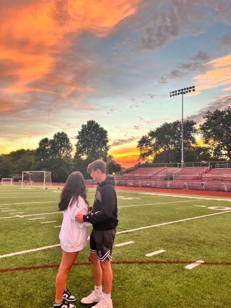 Soccer Bf And Gf, Football Field Sunset, Soccer Couple Pictures, Soccer Gf, Romantic Photos Aesthetic, Cheer Couples, Football Gf, Cute Soccer Couples, Soccer Girlfriend