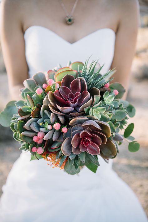 Bouquet Succulent, Succulent Theme, Succulent Bouquet Wedding, Purple Succulents, Succulent Bouquet, Rustic Wedding Bouquet, Eclectic Wedding, Succulent Wedding, Rustic Flowers