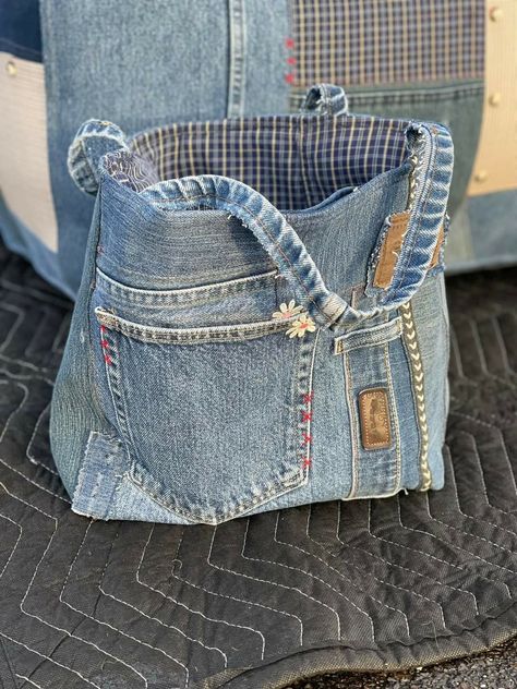 Jeans Reciclados Ideas, Jeans Bags Ideas, Återvinna Jeans, Diy Bags Jeans, Diy Old Jeans, Bag From Old Jeans, Recycled Jeans Bag, Sac Tote Bag, Denim Bag Patterns