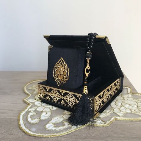 This Velvet Quran Prayer Beads Islamic Gift Set, Quran Gift Box is a Perfect Gift Set that can be presented as Islamic Birthday Gift, Islamic Wedding Gift, Islamic Graduation Gift, Eid Gift, Islamic Birthday Gift, Quran Gift, Islamic Anniversary Gifts and Muslim Gift.*** You can see other color options of this beautiful Quran Set from our shop.**** The language of the Quran is Arabic. Our Quran sets are classy, high quality and unique.* Quran Sets are special favors for your special days to your Quran Gift, Eid Boxes, Coran Quotes, Luxury Birthday Gifts, Wedding Gifts Packaging, Quran Book, Marriage Gifts, Islamic Wedding, Eid Gift