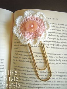 Petal Crochet, Marque-pages Au Crochet, Penanda Buku, Crochet Bookmark Pattern, Crochet Book, Confection Au Crochet, Crochet Gratis, Flower Bookmark, Crochet Bookmarks