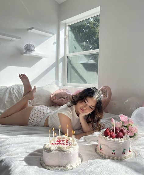 Decorate A Cake, Cute Birthday Pictures, 21st Birthday Photoshoot, Cute Birthday Ideas, Birthday Babe, 24th Birthday, 19th Birthday, 22nd Birthday, Bday Girl