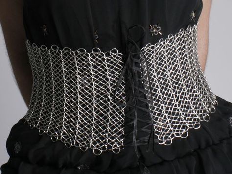 new look corset pattern | There are some other pictures of this, and of her in another costume ... Chain Mail Belt, Chainmail Clothing Diy, Chainmail Corset, Crochet Chainmail, Chainmail Belt, Chainmail Diy, Wire Corset, Corset Pattern Drafting, Fancy Knots