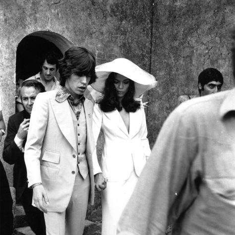 Tommy Nutter, White Wedding Suit, Courthouse Wedding Photos, Courthouse Wedding Dress, Bianca Jagger, Vogue Wedding, Courthouse Wedding, Contemporary Wedding, Civil Ceremony