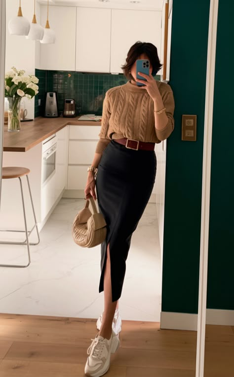 29 Black Skirt Outfit Ideas for 2025: Casual, Summer, Party Styles & More Wine Walk Outfit, Large Hips Outfit, Rok Outfit, Chique Outfits, 2024 Style, Italy Outfits, Mode Casual, Looks Street Style, Stylish Work Outfits