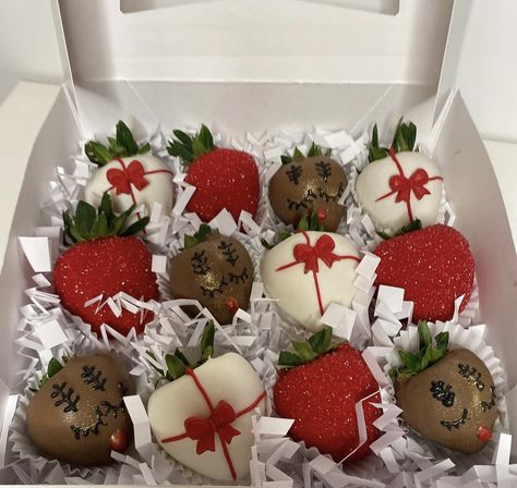 Chocolate Covered Strawberries For Christmas, Strawberry Chocolate Christmas, Xmas Chocolate Covered Strawberries, Christmas Themed Chocolate Strawberries, Christmas Chocolate Covered Strawberries Ideas, Chocolate Strawberries Christmas, Holiday Chocolate Covered Strawberries, Xmas Strawberries, Christmas Chocolate Treats