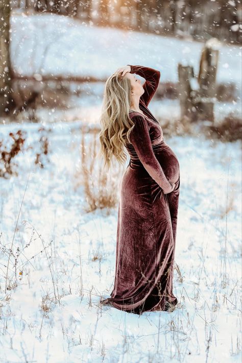 Maternity Christmas Pictures, Winter Pregnancy Photoshoot, Winter Maternity Pictures, Winter Maternity Shoot, Maternity Photography Winter, Beach Maternity Pictures, Maternity Shoot Outfit, Maternity Picture Outfits, Winter Maternity Photos