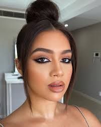 The Reverse Cat-Eye Makeup Trend Is a Fierce Upgrade to Winged Liner | Glamour Liner Techniques, Simple Holiday Makeup, Makeup Looks Winter, Double Winged Eyeliner, Cat Eye Makeup Tutorial, Cat Eye Eyeliner, Eye Trends, Thick Eyeliner, Tanned Makeup