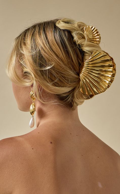 Our best selling Glossy Shell Claw Clip, now available in mini. Perfect for the thinner hair girlies, this mini claw clip is great for on the go or an easy updo. Plated in 14 karat gold, this chic and elevated claw clip instantly elevates any updo. Get ready to make a statement with our exclusive seashell design. Dunner Wordend Haar, Beachy Hair, Hair Accessories Gift, Vintage Punk, Estilo Punk, Style Punk, Half Up Hair, Fashion Hair Accessories, Hair Game