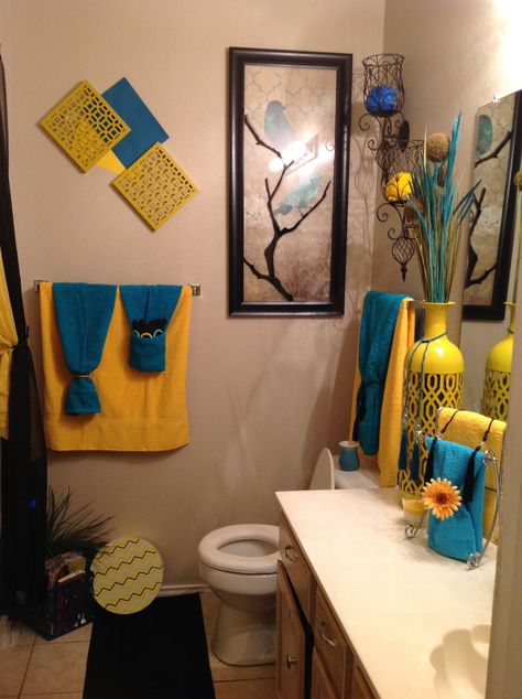 Decorating your bathroom using yellow, blue and black color schemes. Blue And Yellow Bathroom Decor, Blue And Yellow Bathroom, Yellow Room Decor, Yellow Bathroom Decor, Beautiful Bathroom Decor, Teal Bathroom, Bathroom Towel Decor, Bathroom Decor Themes, Blue Bathroom Decor