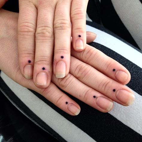 Four dot tattoos on fingers Finger Dot Tattoo, Dot Tattoo Meaning, Finger Meaning, Tattoo Sonne, Cute Hand Tattoos, Finger Tattoo Designs, Dot Tattoos, X Tattoo, 4 Tattoo