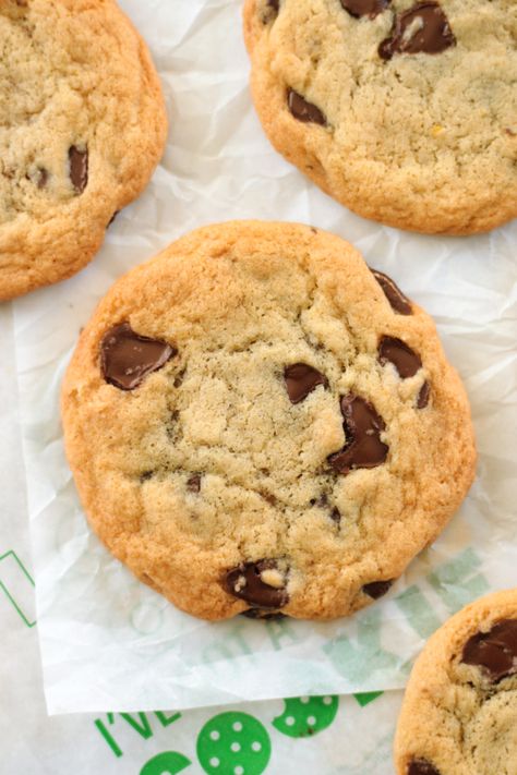 Copycat Subway Chocolate Chip Cookies Chocolate Chip Cookies Subway, Subway Cookie Recipe, Copycat Subway Cookies, Copycat Sandwich, Subway Cookie Recipes, Subway Cookie, Subway Chocolate Chip Cookies, Subway Cookies, Crispy Chocolate Chip Cookies