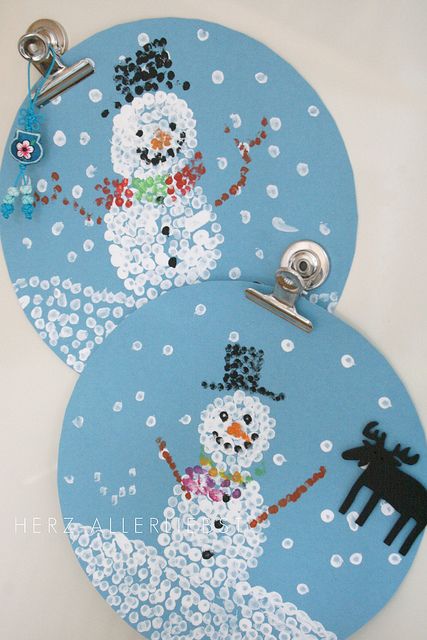 Snowman Globe Q-Tip paintings Juleverksted For Barn, Q Tip Painting, Winter Classroom, Winter Kindergarten, Winter Preschool, Christmas School, Winter Painting, 12 December, Kindergarten Art