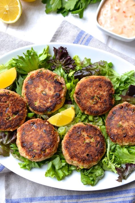 Easy Canned Tuna Cakes (Paleo, Whole30, Grain/Gluten Free) Paleo Tuna Cakes, Tuna Patties Healthy, Tuna Patties Easy, Tuna Dinner, Tuna Cakes Recipe, Tuna Lunch, Paleo Tuna, Tuna Fish Cakes, Tuna Patties Recipes