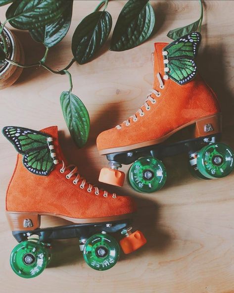 Roller Skate on Instagram: “@lunasibai_ skate setup 🌿 This color combo is beautiful. • #rollerskate #rollerskater #rollerskating #rollerskatewings…” Orange Roller Skates, Roller Skate Setup, Neon Roller Skates, Painted Roller Skates Ideas, Roller Skate Storage, Roller Skate Design Ideas, Pretty Roller Skates, Roller Skate Decor, Roller Skate Decorating Ideas