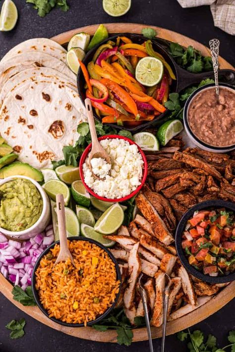 Chicken Fajitas Dinner Party, Tex Mex Platter, Kickback Food Ideas For Adults, Mexican Charcuterie Table Ideas, Dinner Party Tacos, Italian Food Board Ideas, Bunch Menu Ideas, Fajita Charcuterie Board Ideas, Fajitas Party Ideas