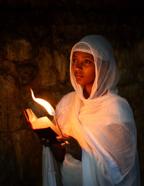 ethiopian women Christian Veils, African Portraits Art, Girls Veiled, Ethiopian Women, Dressed In White, African Women Art, Church Pictures, African People, We Are The World