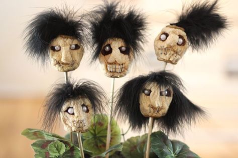 DIY Dried Apple Shrunken Heads:)~Frisky I made some of these a couple years ago and painted them green and mini witch hats from the dollar store for shrunken witches  I think I may make them again this year and do a zombie theme with them Apple Head Dolls, Spooky Diy Halloween Decor, Halloween Floral Arrangements, Cheap Halloween Diy, Diy Halloween Dekoration, Shrunken Heads, Creepy Halloween Food, Cheap Diy Halloween Decorations, Apple Head