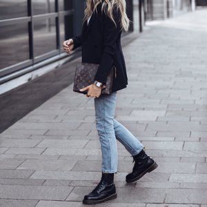 Check out this look from LIKEtoKNOW.it http://liketk.it/2xtc7  Download the LIKEtoKNOW.it app to Shop Your Screenshots™ Doc Martins Outfits Fall, Dr Martens Bex Outfit, Oxford Outfits Women, Dr Martin Outfits Women, Dr Martins Outfits, Doc Martin Outfits, French Minimalist Wardrobe, Styling Dr Martens, Doctor Martens