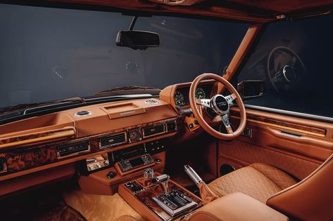 Overfinch has been restoring Land Rovers for over 45 years, but the Heritage Field Edition is — according to them — their nest work to... Range Rover Suv, Walnut Doors, British Country, Range Rover Classic, Fall Staples, Rear Differential, Range Rover, Dining Experiences, Car Interior