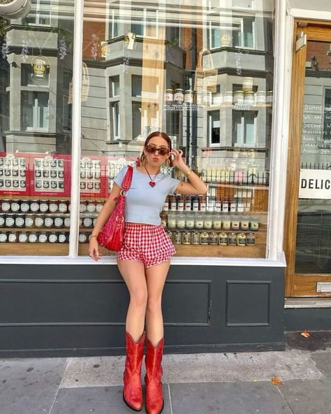 Plaid gingham boxer shorts💋🎀 Cowgirl Cool Outfit, Belly Summer, Asian Baddie, Boxer Shorts Outfit, Summer Vintage Outfits, Maximalist Outfits, Red Cowboy Boots, Look Legging, Skandinavian Fashion