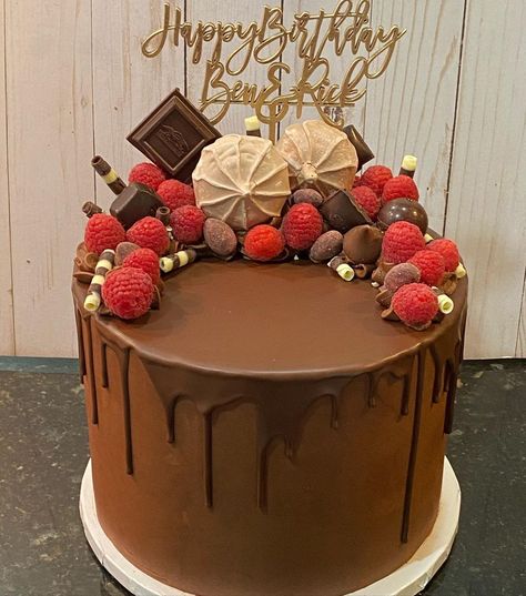 Marci Abshire on Instagram: “Chocolate raspberry cake. #happybirthday #birthdaycake #cake #chocolatecake #eatcake #getinmybelly #cakeporn #ilovecake #raspberry…” Raspberry Decorated Cake, Raspberry Birthday Cake, Berries And Chocolate, Chocolate Cake Icing, Chocolate And Raspberry, Thanksgiving Cakes, Chocolate Raspberry Cake, Raspberry Cake, Cake Inspo