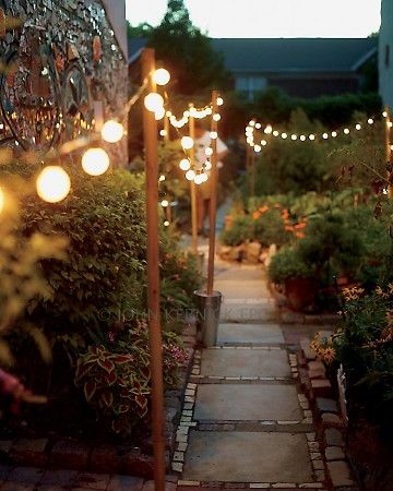 lights in a garden Patio Lights, Wooden Posts, Festa Party, Outdoor Inspirations, Community Gardening, Garden Cottage, Outdoor Projects, Dream Garden, Garden Lighting