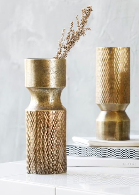 D�cor: golden metal vase for the living room Golden Vase, Metal Vases, Faux Flower Arrangements, Going For Gold, Brass Vase, Custom Badges, Metal Vase, Modern Vase, Floor Vase