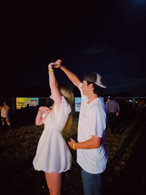 Nashville Picture Ideas With Boyfriend, Country Concert Poses With Boyfriend, Concert Pictures With Boyfriend, Country Concert Picture Ideas Boyfriend, Country Concert Couple Pictures, Country Concert Couple, Bf Application, Concert Couple, Bf Bf